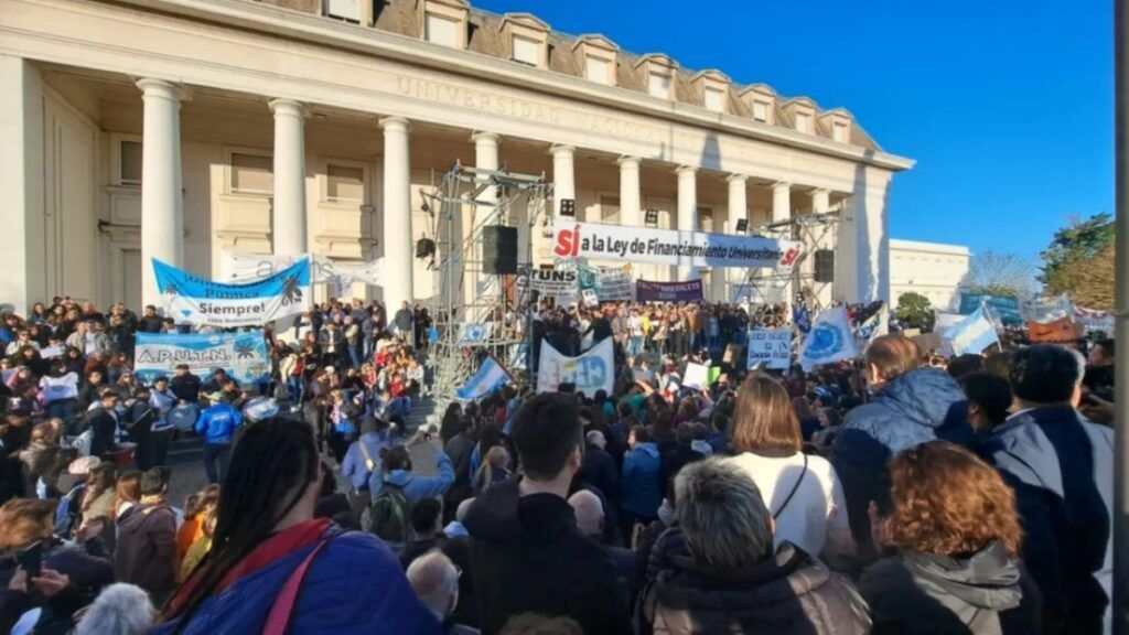 La marcha universitaria en Bahía Blanca. - La Nueva -
