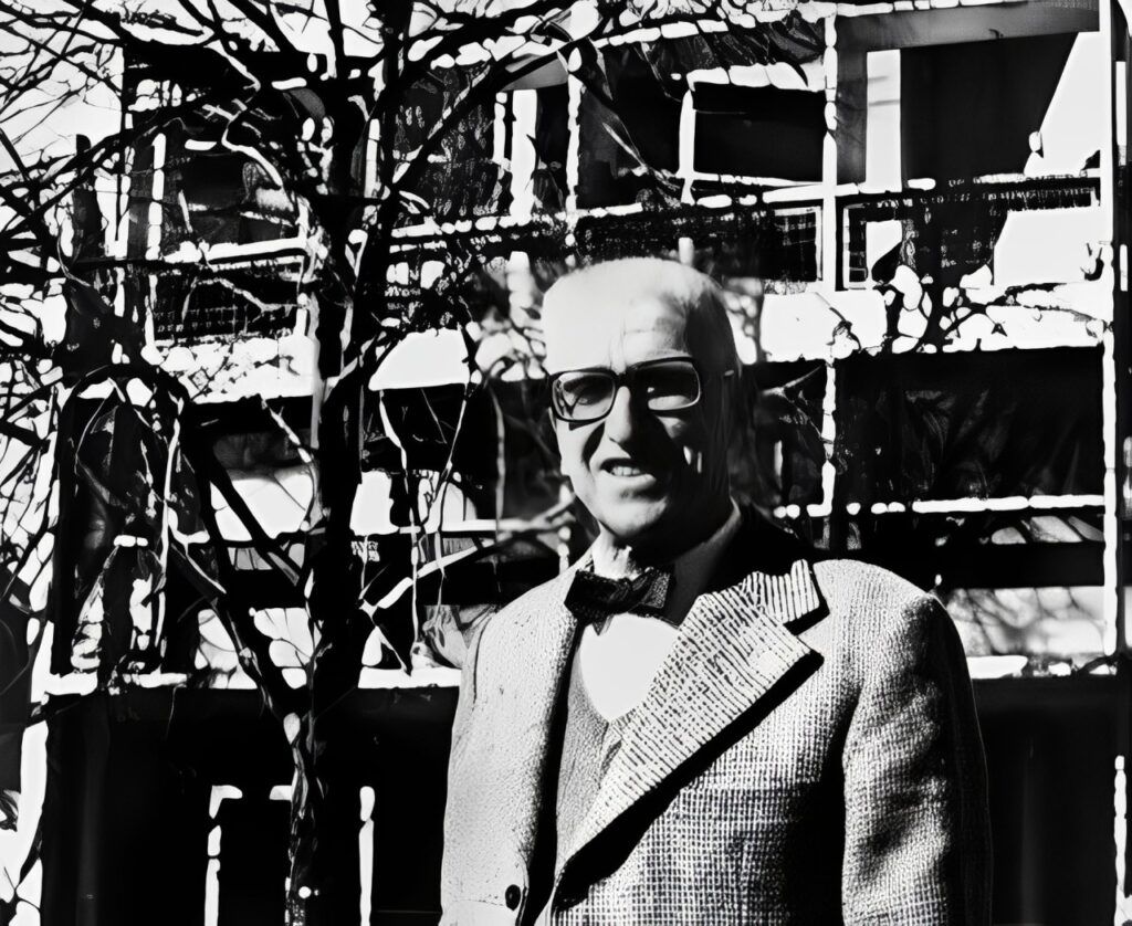 Curutchet parado orgulloso frente a su casa única. (0221)