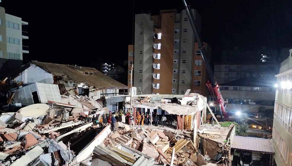 El trabajo de remoci&oacute;n de escombros en las ruinas del Dubrovnik se mantuvo durante toda la noche. (Minuto G)