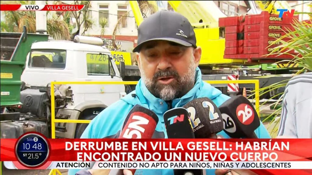 Fabián García, director provincial de Defensa Civil, comunica el hallazgo del cuerpo. (Captura de video)