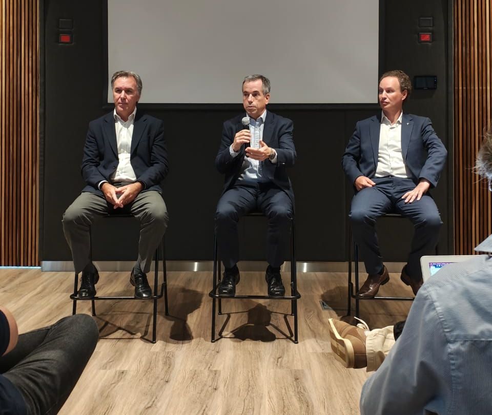 Salinas en la conferencia de prensa, junto a Ignacio Limpenny y Ezequiel Vallejos. (Toyota)