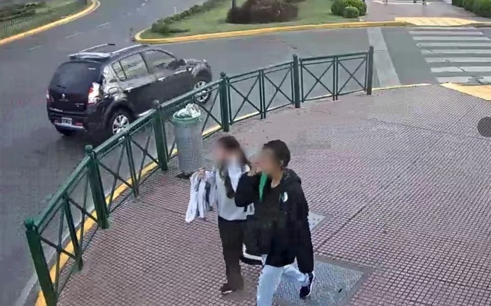 M. captada en una cámara de seguridad junto al otro adolescente. (Captura de video)
