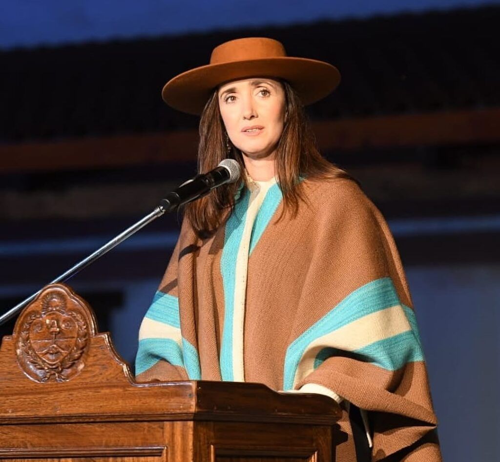 Villarruel el 23 de agosto pasado, vestida como aparece en los afiches. (Instagram)