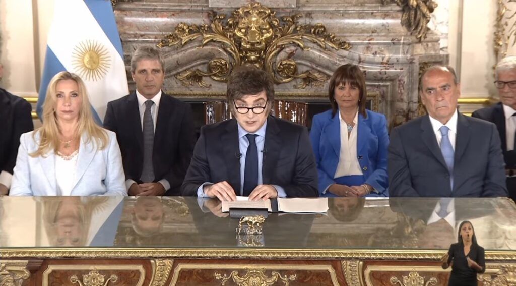 El presidente Javier Milei, su hermana Karina, el jefe de Gabinete Francos y los ministros Caputo y Bullrich. - Captura de pantall -
