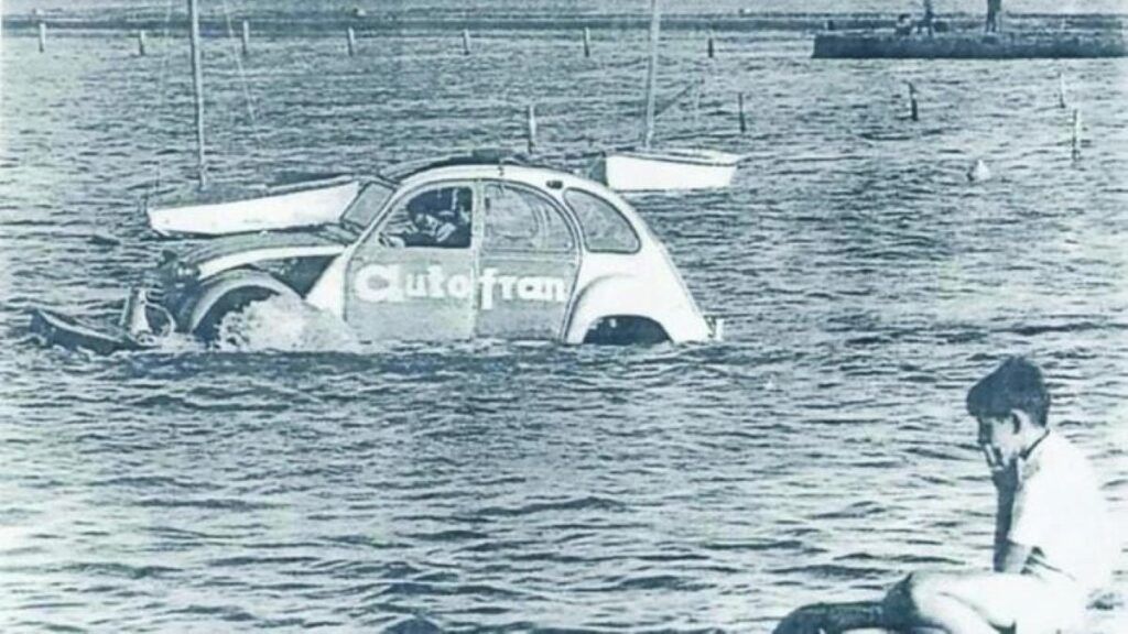 En 1972, el Citroën en las aguas de Tandil. - El Eco de Tandil -