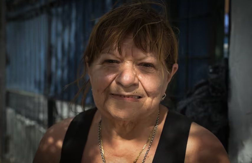 Narcisa Mart&iacute;nez, due&ntilde;a de la casa contra la que impact&oacute; el avi&oacute;n en San Fernando. - La Naci&oacute;n -