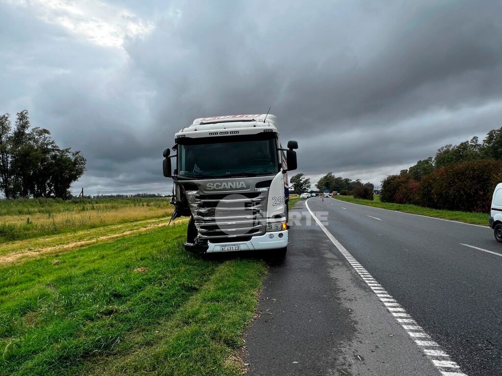 El cami&oacute;n Scania que impact&oacute; contra la parte trasera del m&oacute;vil. (El Norte de San Nicol&aacute;s)