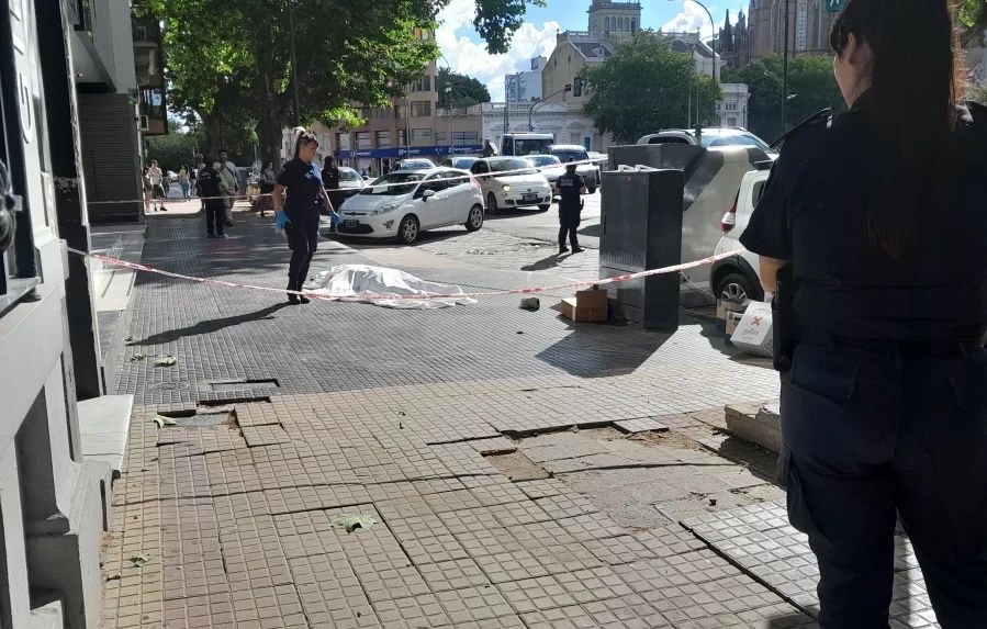 El cuerpo de Giannoni yace en la vereda del hotel, en 54 entre 13 y 14. (221Noticias)