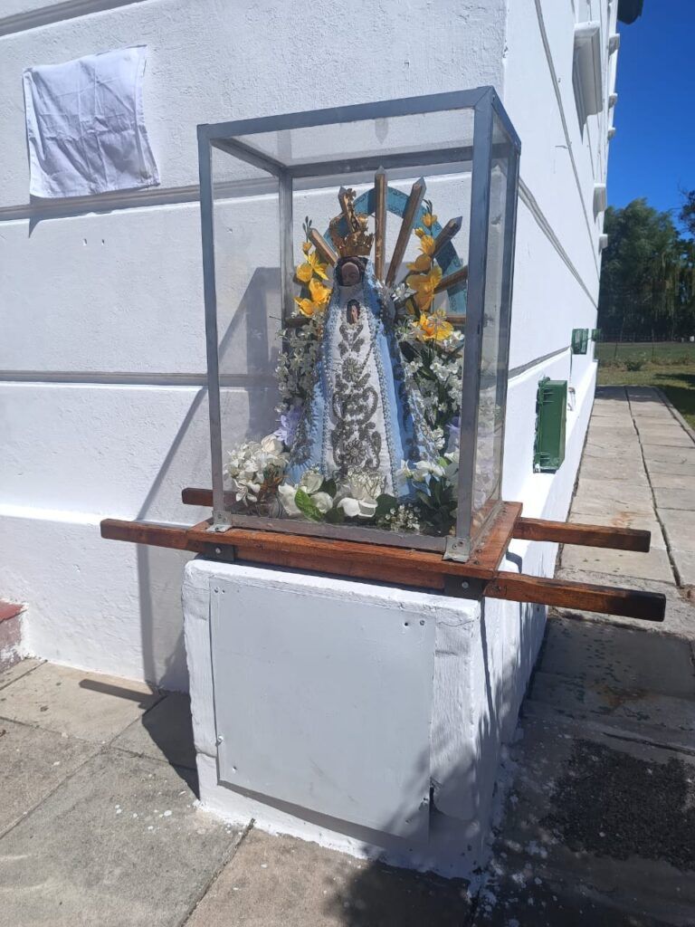 La imagen de la Virgen de Luján emplazada junto a la entrada de la capilla. (Prensa SPB)