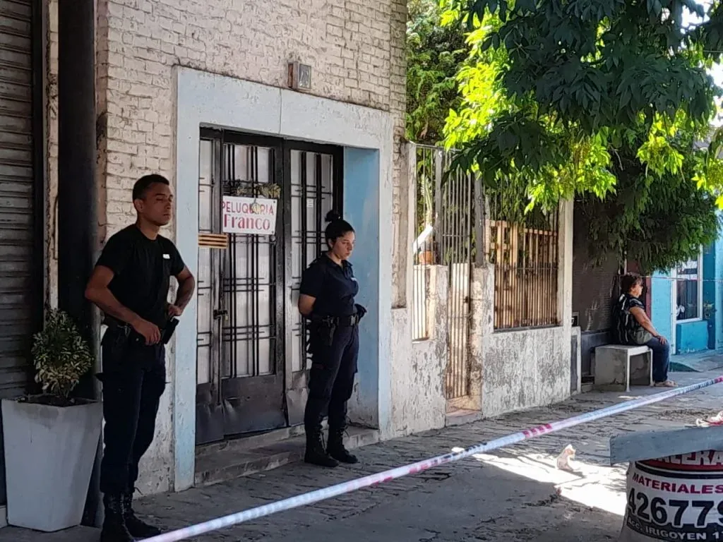 La Policía en el domicilio de Laura Tedesco. (El Diario de Hoy)