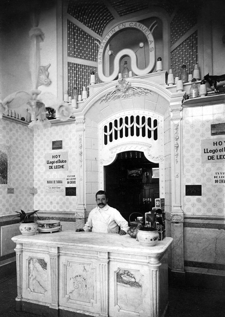 El interior de una lechería en una de las imágenes más icónicas de La Martona. (Archivo General de la Nación)