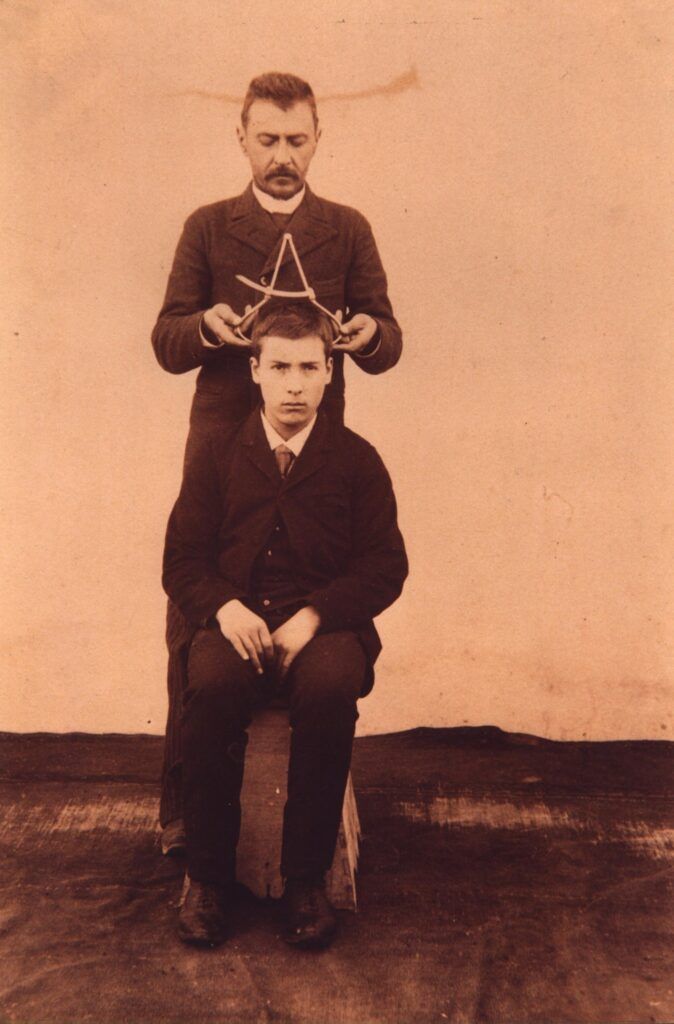 Vucetich tomando medidas con el sistema antropométrico. (Facebook Cristina Espinosa)