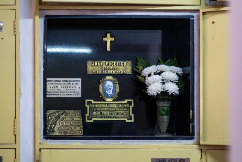Sepulcro de Juan Vucetich en el Panteón de Socorros Mutuos de la Policía en el Cementerio de La Plata. (DIB)