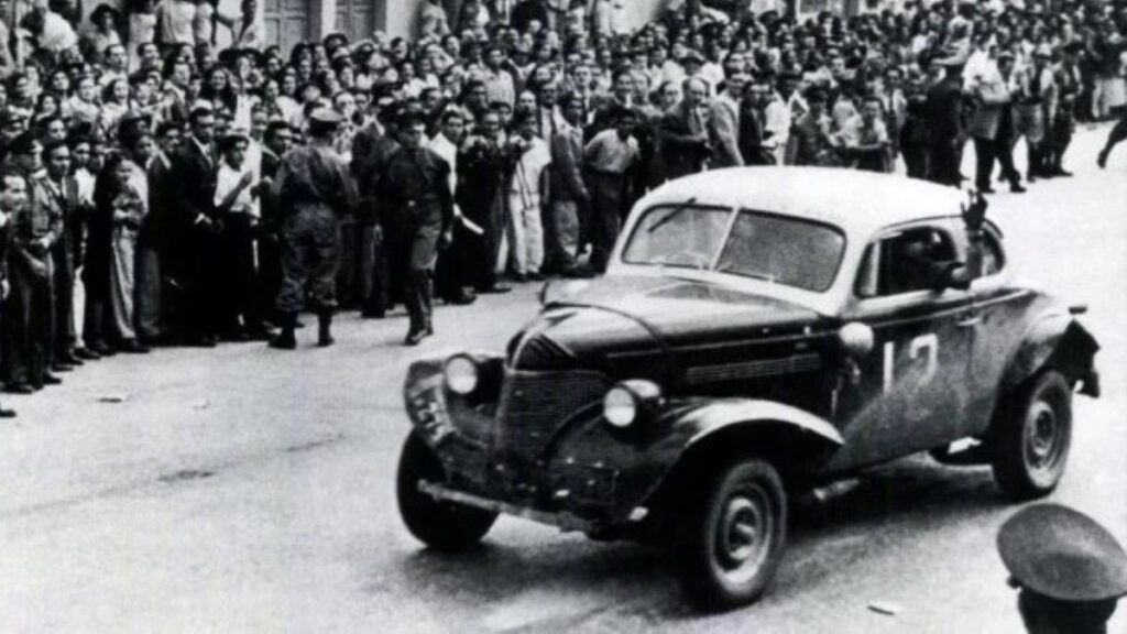 El Chevrolet 39 con el que Domingo Marimón y el tresarroyense Pedro Duhalde ganaron la Buenos Aires-Caracas. - La Voz del Pueblo -