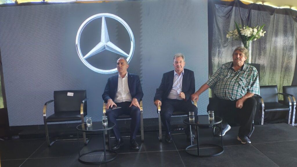 Francesco Ciancia (responsable de Vans de Mercedes-Benz), Daniel Herrero, presidente y CEO Prestige Auto Open Cars SA, y Ricardo Pignanelli, secretario general del sindicato de mecánicos (Smata).