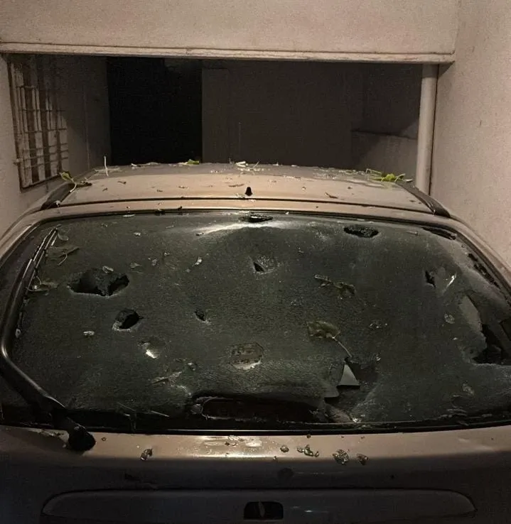 La luneta trasera de un vehículo destrozada por el granizo. (0223)