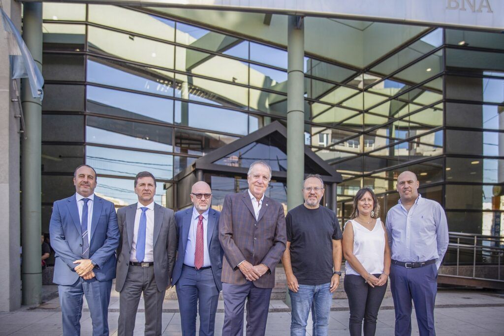 Las autoridades del Banco Naci&oacute;n y el intendente de Tres de Febrero en la sucursal de Ciudadela de la entidad. (Prensa BNA)