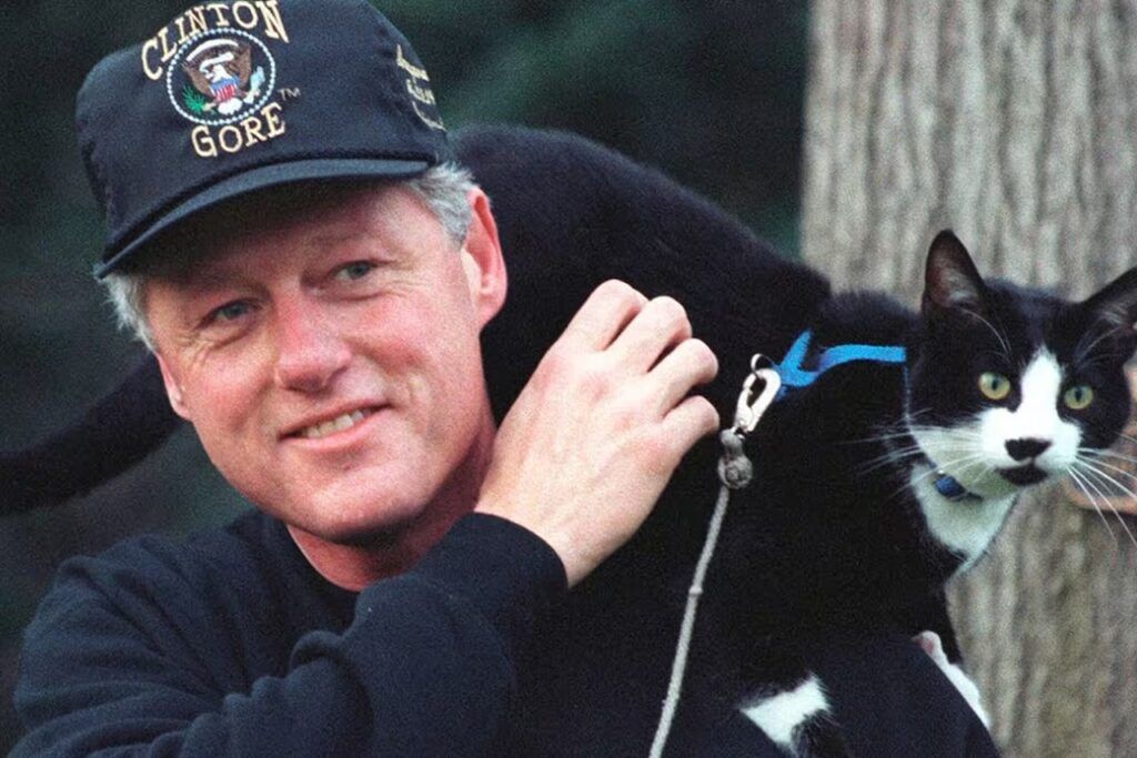 Bill Clinton con el gato Socks.