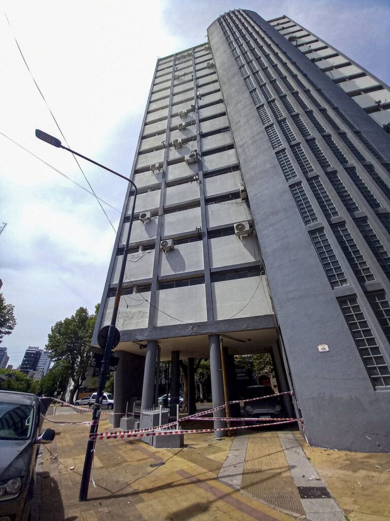 El edificio desde donde cay&oacute; el pedazo de mamposter&iacute;a. Este s&aacute;bado todav&iacute;a estaban las cintas que prohib&iacute;an el paso. (DIB)