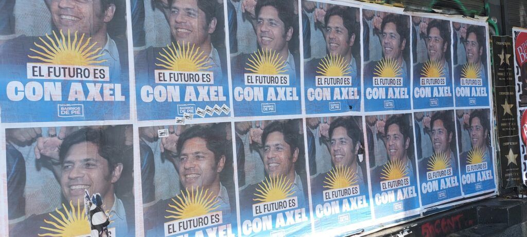 Los carteles aparecidos a fines de enero: &ldquo;El futuro es con Axel&rdquo;. (Redes sociales)