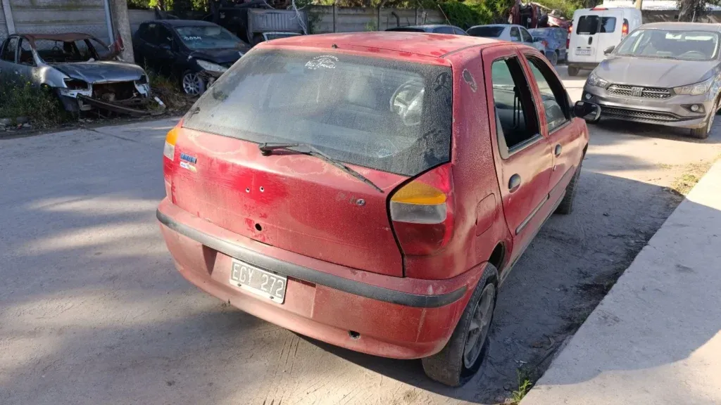 El Fiat Palio baleado donde viajaba Matías Paredes, que falleció, junto a dos amigos. - 0223 -