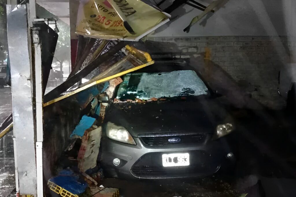 En avenida Col&oacute;n y Santiago del Estero cay&oacute; un cartel sobre un auto. (0223)