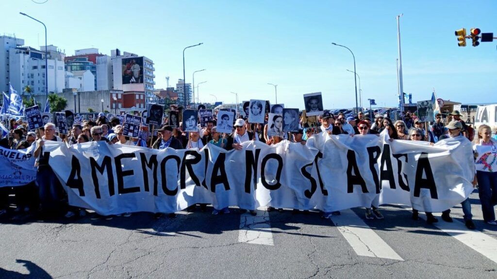 Más de 80.000 personas en las calles de Mar del Plata. - Marcelo Núñez -