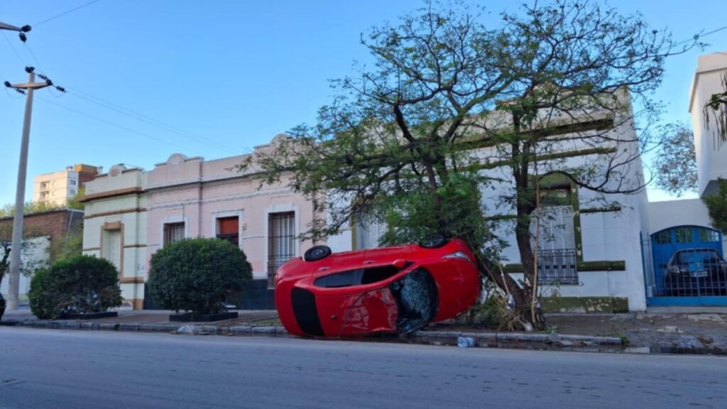 Un auto volcado en una calle de Bahía Blanca, luego del temporal del 7 de marzo. (La Nueva)