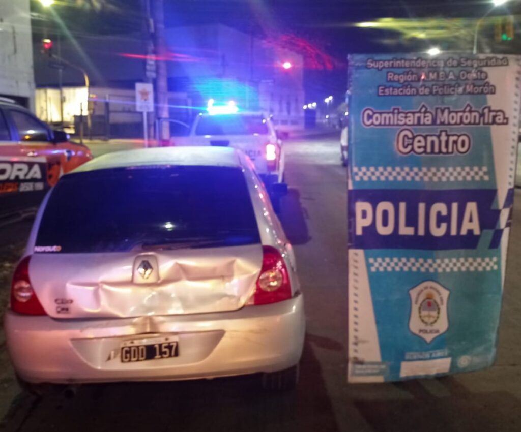El Renault en la que se desplazaban los sospechosos. (Polic&iacute;a Bonaerense)