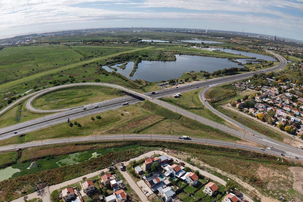 La nueva bajada de la Autopista Buenos Aires &ndash; La Plata en la Avenida 520, vista desde un dron. (Prensa Gobernaci&oacute;n)