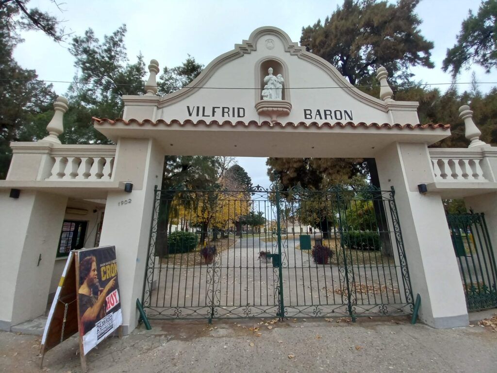 La entrada del colegio Wilfrid (Vilfrid) Baron, en Ramos Mej&iacute;a. (DIB | Marcelo Metayer)