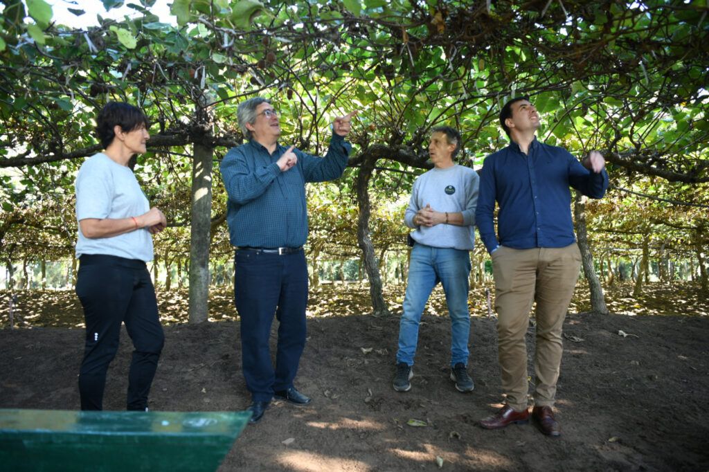 El ministro en el predio de Kiwi Saladillo. (Prensa MDA)