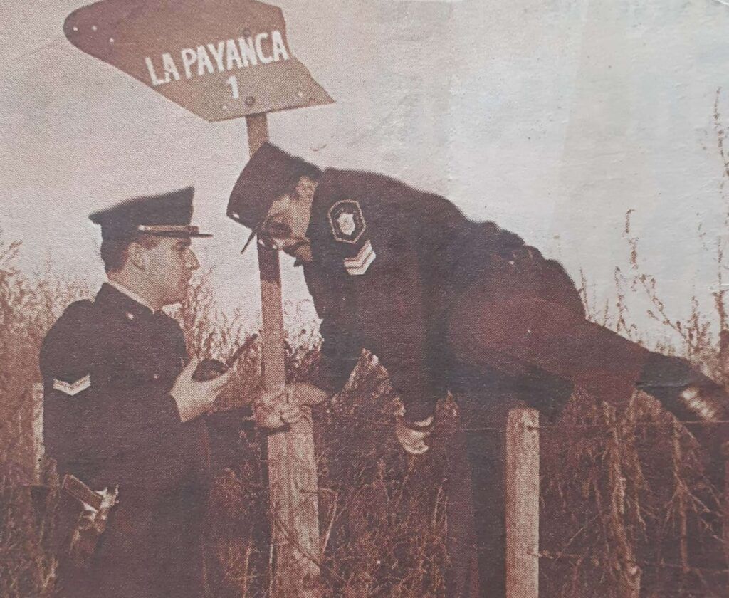 Efectivos bonaerenses saltan la tranquera para salir de la estancia. (Gentileza Biblioteca Municipal de General Villegas)