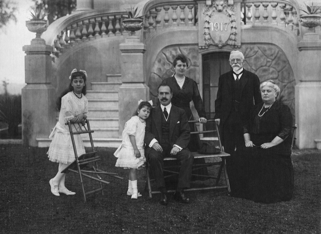 Foto familiar al pie de la torre: en el extremo derecho, Bernardo Ader y su esposa, en el centro su hija Ana Elisa y su esposo Rodolfo Grunbaum, y sus dos hijas. (Family Search)