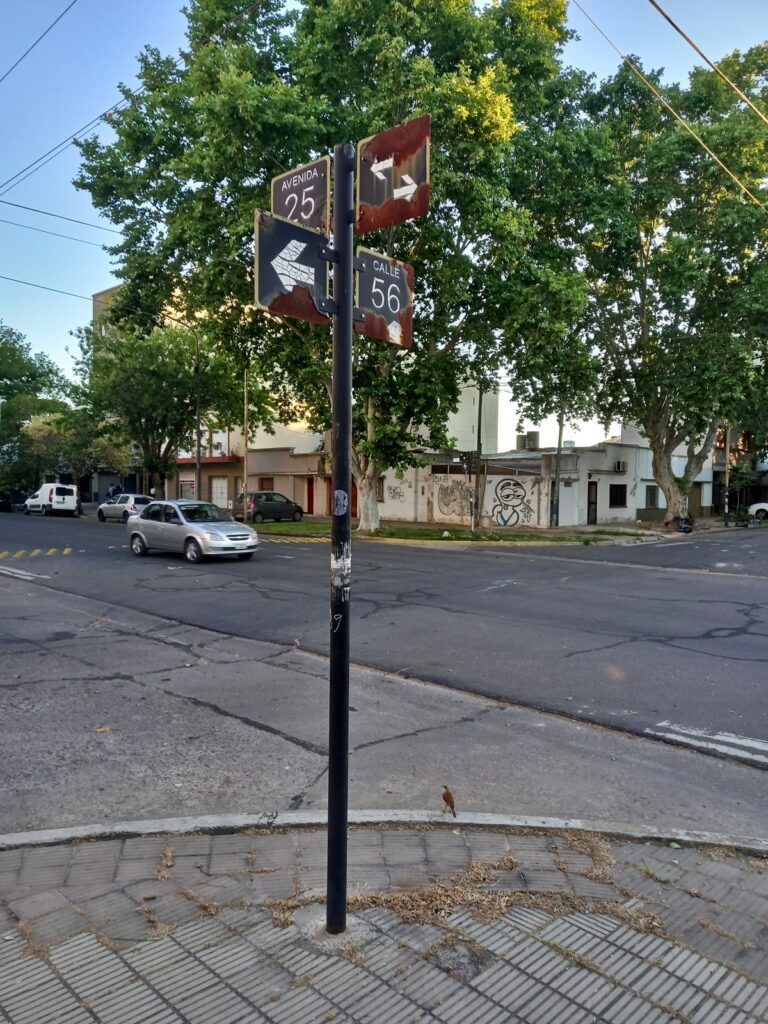 Así se ve actualmente la esquina donde apareció el OVNI esa fría noche de invierno de 1947. (DIB | Archivo del autor)