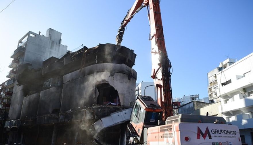 La demolici&oacute;n mec&aacute;nica se aplica de manera progresiva desde los pisos superiores hacia la base