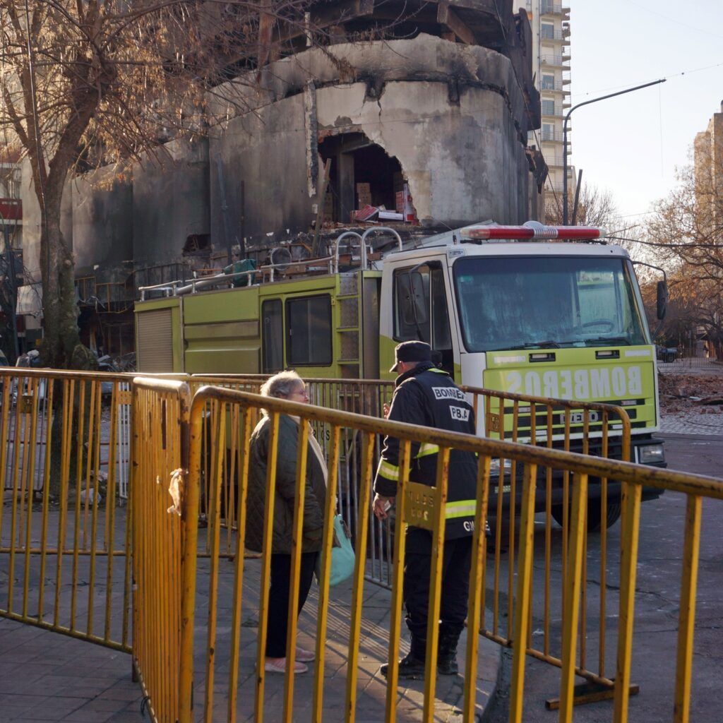 Una vecina de la zona dialoga con un bombero. (DIB | Marcelo Metayer)