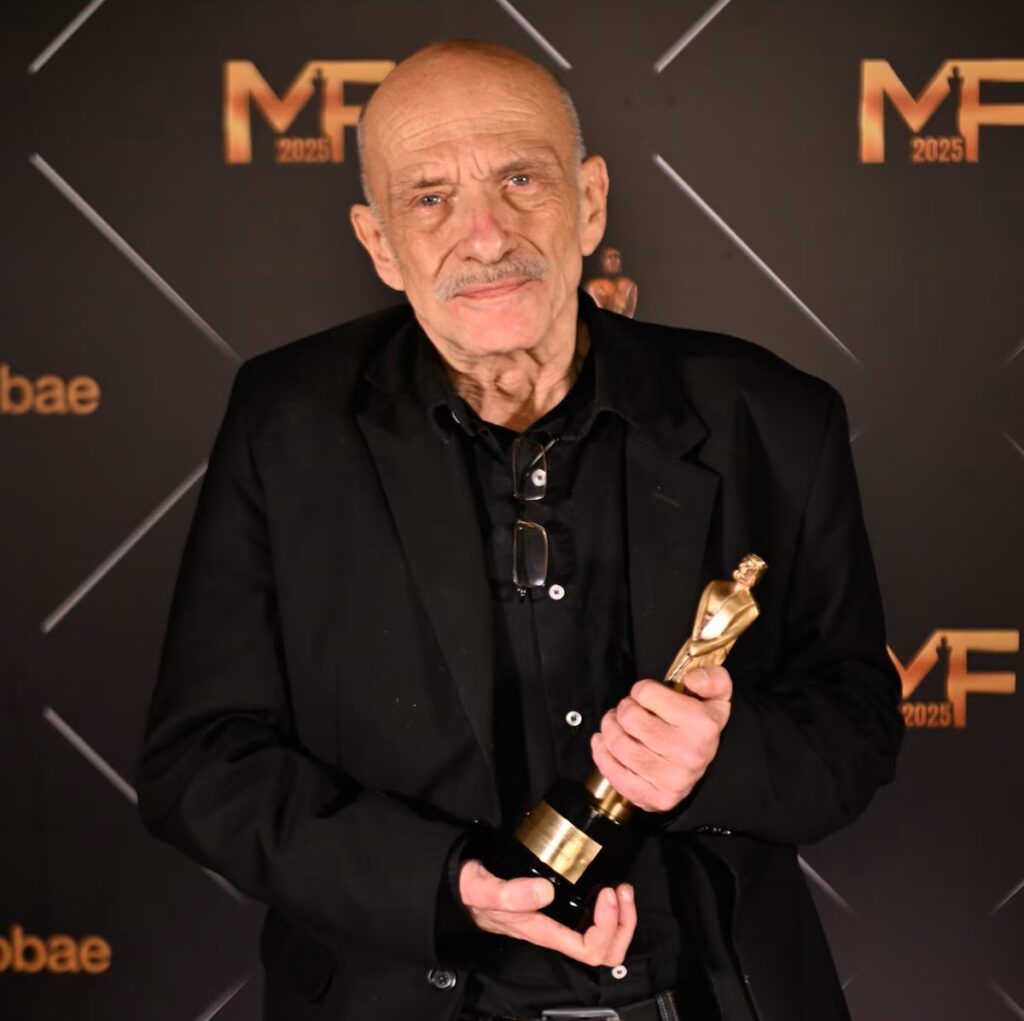 Ricardo Ragendorfer con su premio. (Infobae)