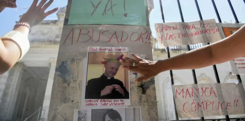 Fotos y frases contra Sidders en los tribunales de La Plata. (0221)