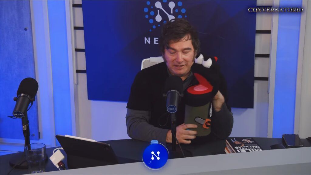 Milei “hace hablar” al muñeco, apodado “Termín”. (Captura de video)