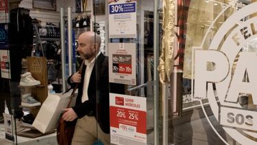 Diarios Bonaerenses | Un hombre saliendo de un local de venta de ropa masculina (Xinhua/Martín Zabala)