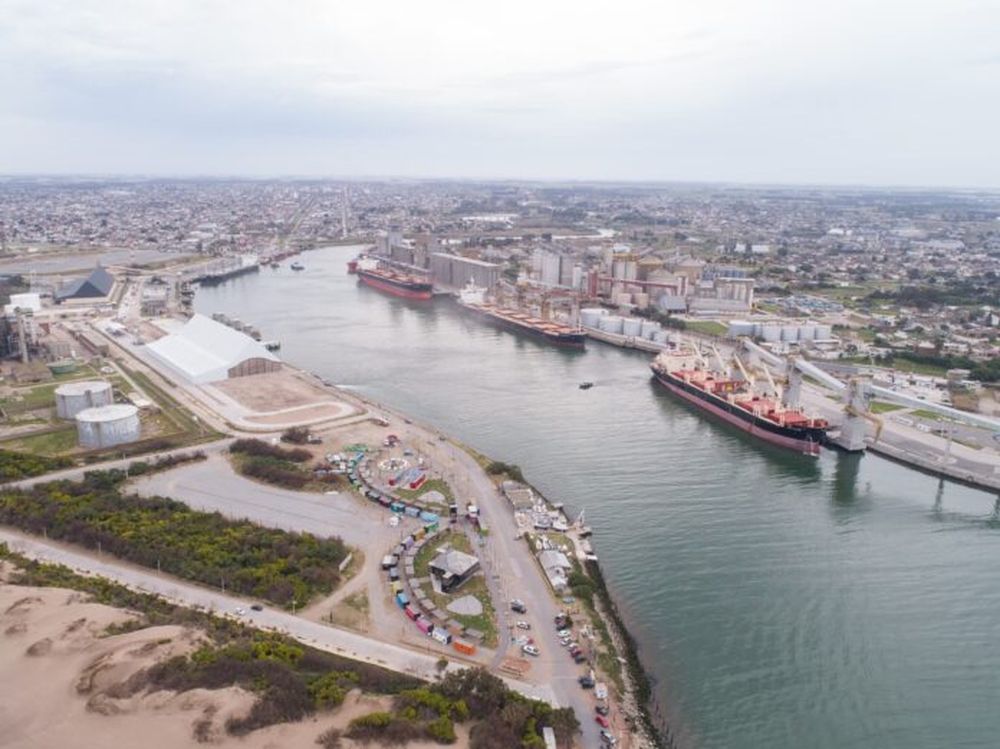 Imagen imponente de Puerto Quequén, en la desembocadura del río homónimo, cuyas orillas descansan en los márgenes de las ciudades bonaerenses de Necochea y Quequén.