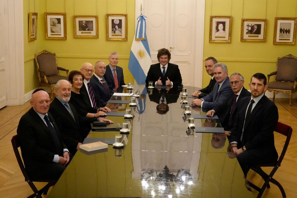 Adorni con Milei a su lado, en el encuentro con el presidente de B’nai B’rith Internacional.