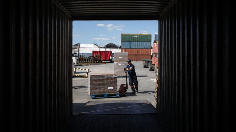 Un trabajador trasladando mercancía con un montacargas.(Xinhua/Martín Zabala)