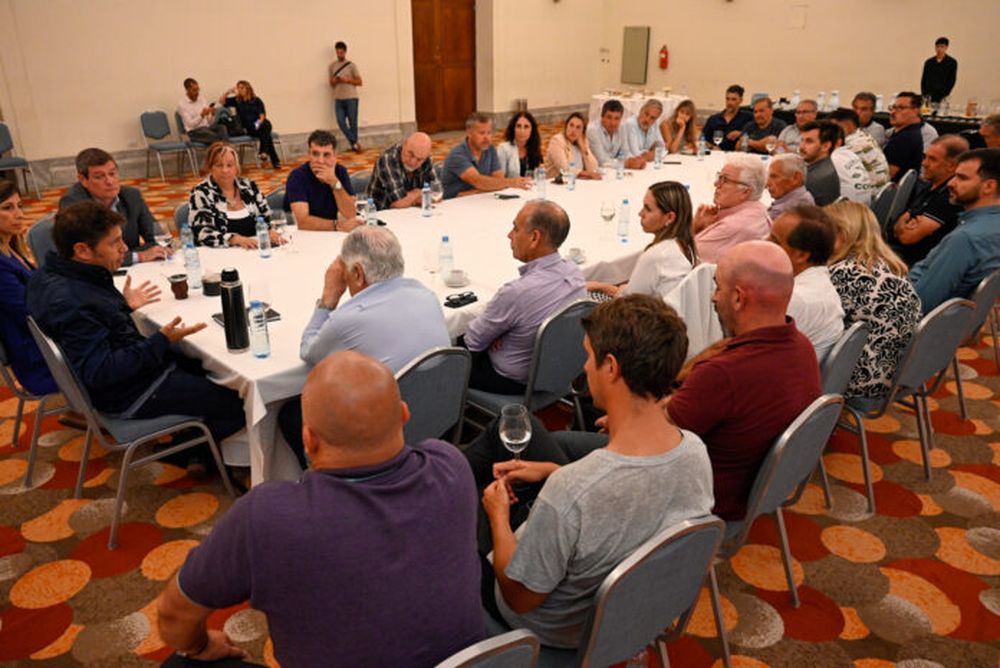 Kicillof reunido con el sector pesquero en Mar del Plata. (Prensa Gobernación)