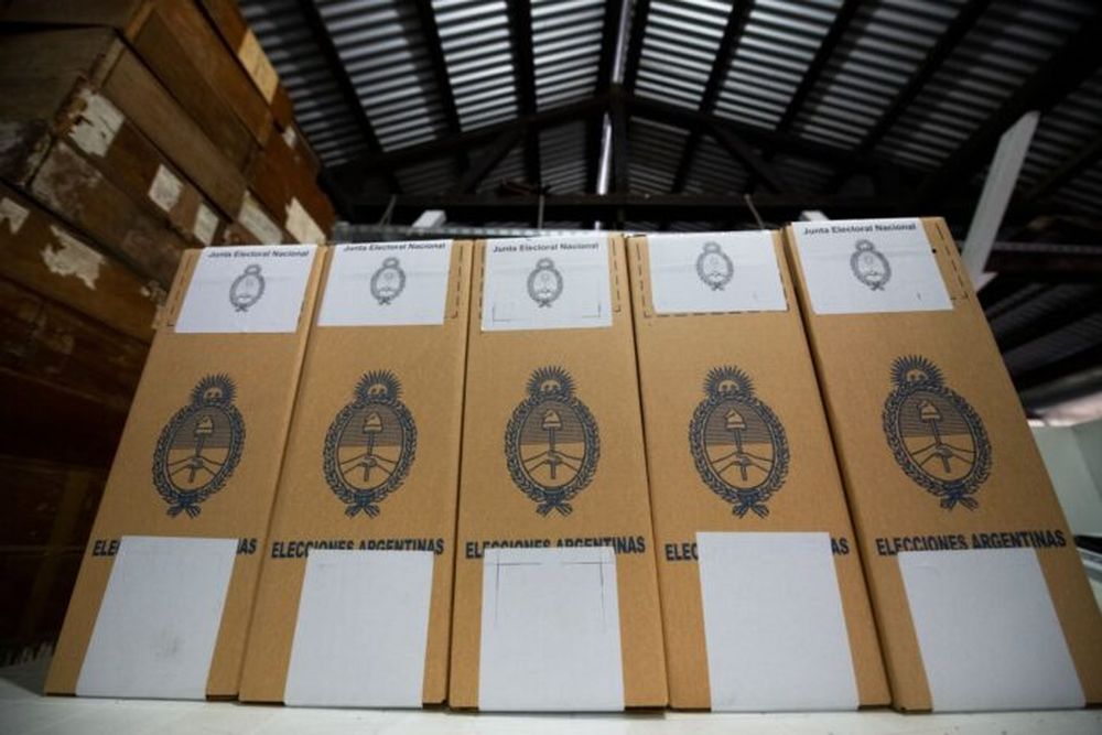 Urnas electorales en un galpón.