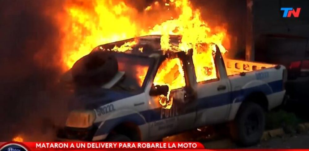 El patrullero prendido fuego frente a la puerta de la comisaría de Loma Hermosa. - Captura de video -
