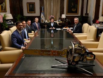 Milei con Peter Thiel, su esposo y el canciller Quirno. 