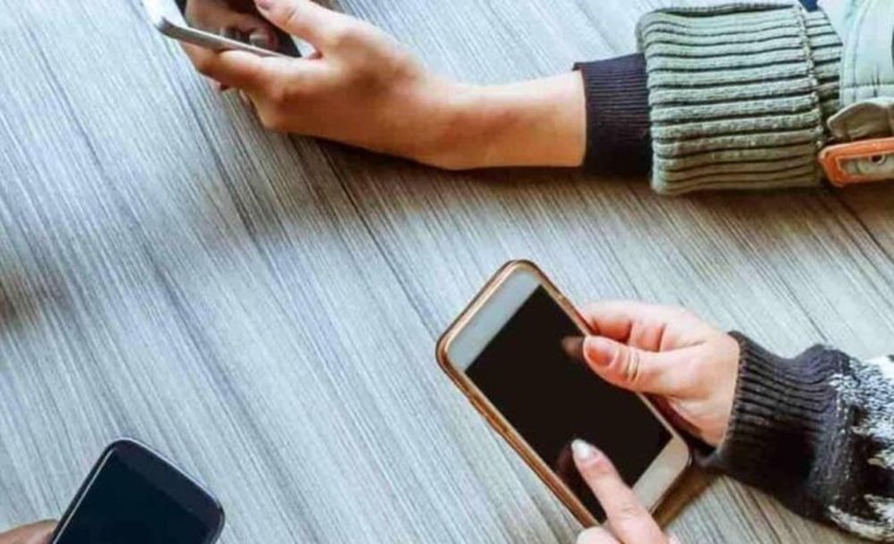 Jóvenes y celulares.