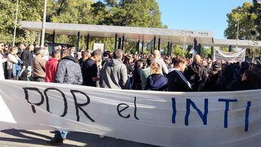Los reclamos por los empleados del INTI, en la puerta de la sede sobre avenida General Paz, en el partido de San Martín.